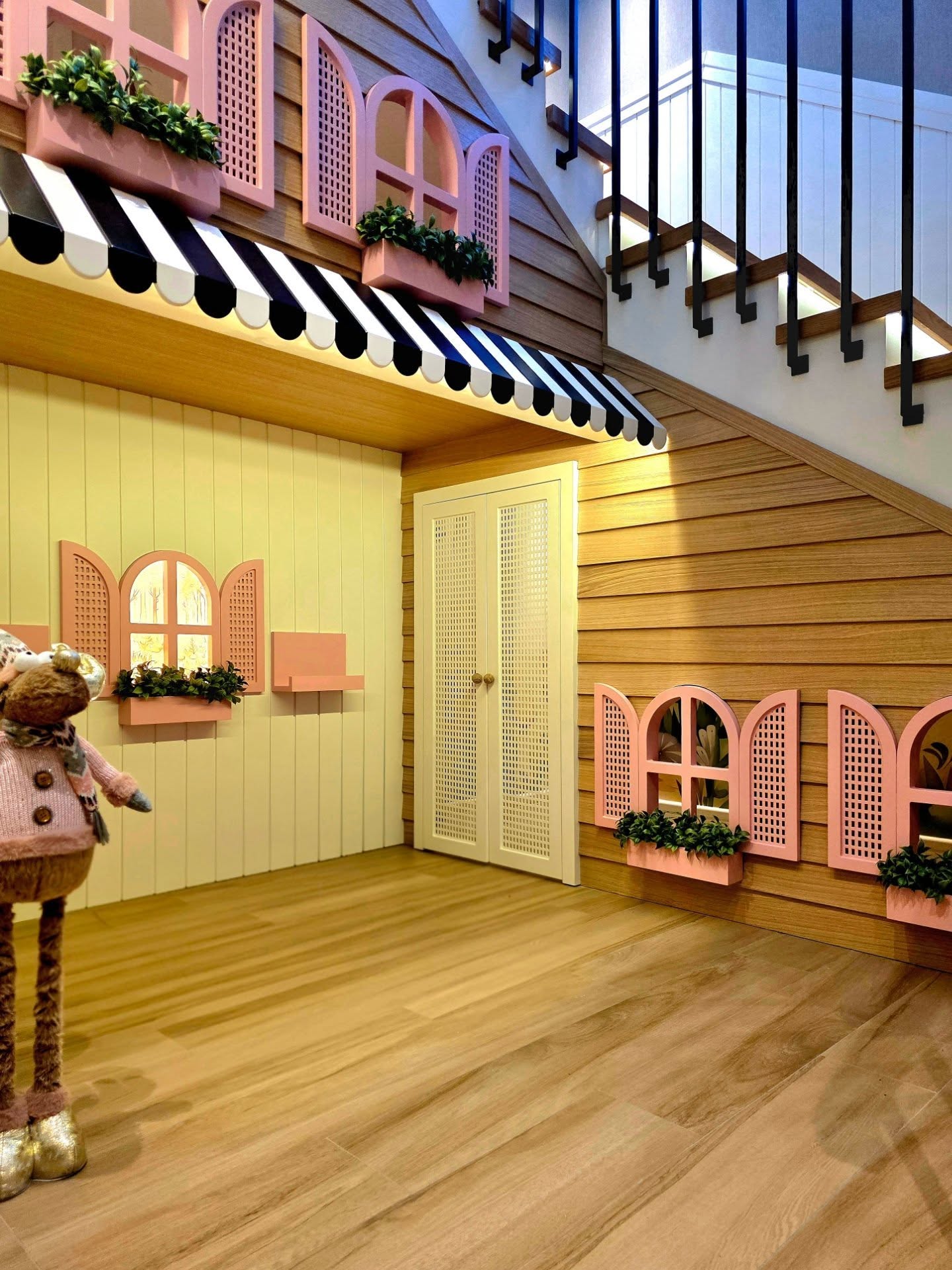 Çocuk odası oyun evi, pembe pencere detayları